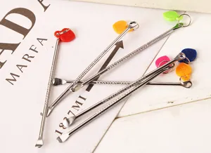 Détail de cure-oreilles en acier inoxydable avec charms cœurs colorés et anneau suspendu.