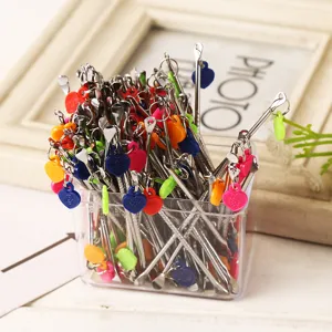Kit de cure-oreilles en acier inoxydable avec charmants cœurs colorés dans une boîte transparente.