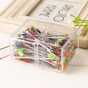 Cure-oreilles en acier inoxydable avec pendentifs cœur colorés dans une boîte de rangement.