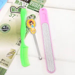 Conjunto de limpieza y cuidado diario con lima de uñas, corta cutículas y limpiador de oídos.