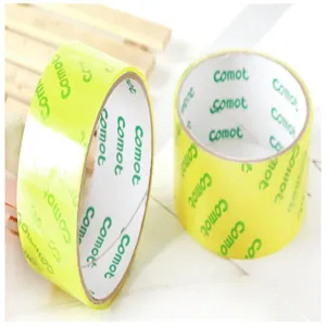 Vue de détail ruban adhésif d'emballage transparent jaune, rouleaux ruban adhésif bureau.
