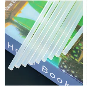 Battons de colle thermofusible transparente pour bricolage, forte adhesion et sechage rapide.