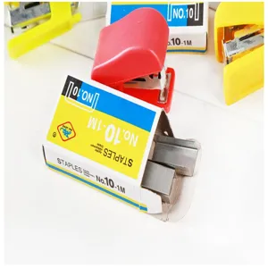 Vue détaillée de la mini agrafeuse avec boîtier en plastique rouge et jaune et agrafes.