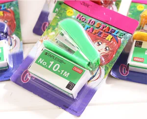 Mini agrafeuse n° 10 avec agrafes sous emballage blister pour fournitures de bureau en gros.