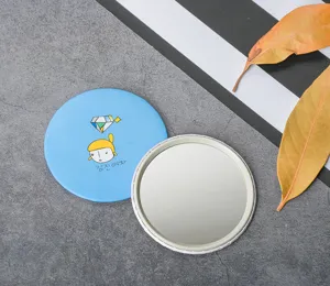 Espejo de maquillaje redondo portátil con diseño bonito, tamaño de bolsillo para uso diario.