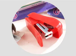 Mini agrafeuse rouge en plastique No. 10 set détail, fourniture de bureau avec métal.