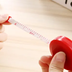 Metro a nastro retrattile portatile con righello morbido per sartoria e misurazioni.
