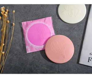 Conjunto de espejo de maquillaje compacto redondo portátil y lindo con globo rosa y flores.