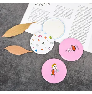 Espejo de maquillaje compacto portátil con diseño de dibujos animados, accesorio ideal.