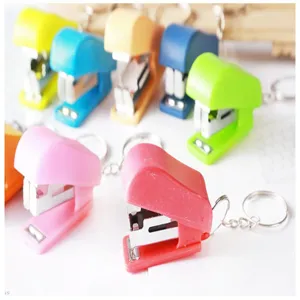 Mini nietmachine sleutelhanger kleurrijk draagbaar plastic klein kantoor school cadeau