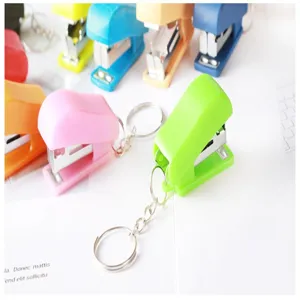 Kleurrijke mini nietmachine sleutelhanger set, draagbare kunststof kantoorbenodigdheden.