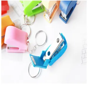 Mini kleurrijke nietmachine met sleutelhanger schattige kantoor kantoorartikelen cadeau
