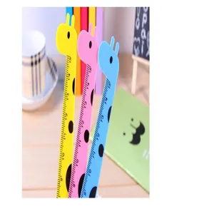 Nahaufnahme von niedlichen Cartoon Giraffen Plastik Linealen mit klarem 15cm Messbereich.