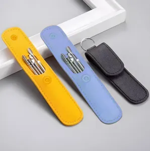 Set de cure-oreilles portable en acier inoxydable 6 pieces avec etui en cuir pour le soin des oreilles.