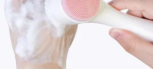 Gros plan de la brosse nettoyante pour le visage en silicone avec des poils doux.