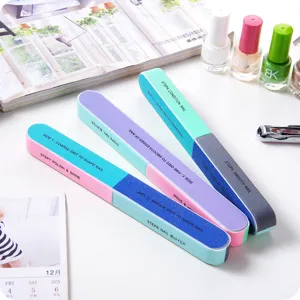 Professionelles 7-Wege Nagel feile und Puffer Set zum Formen, Glätten und Polieren von Nägeln daheim.
