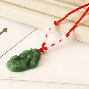 Collier pendentif Pixiu en imitation jade vert avec cordon rouge et perles image principale