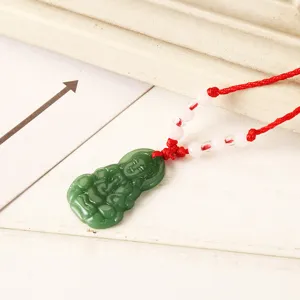 Collier pendentif Bouddha style jade vert avec corde rouge et perles pour mode quotidienne.