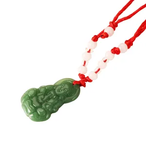 Collier pendentif Bouddha style jade vert avec cordon tressé rouge et perles blanches