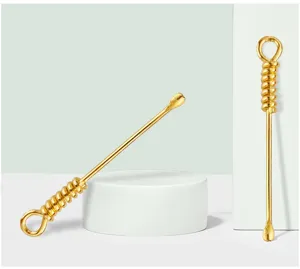 Gedetailleerd overzicht van gouden metalen spiraaloorlepel, professioneel reinigingsinstrument.