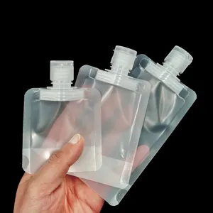 Dettaglio bustina cosmetica trasparente da viaggio, sacchetto portatile con beccuccio per lozione.