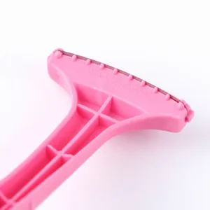 Râpe à pieds rose essentielle avec lame en acier inoxydable et picots pour talons doux.