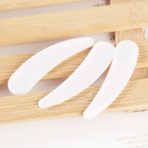 White plastic cosmetic spatulas for DIY face mask cream scooping and makeup sub-packaging.