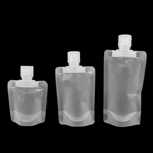 Vista dettagliata di buste cosmetiche da viaggio in plastica trasparente, sacchetti morbidi.