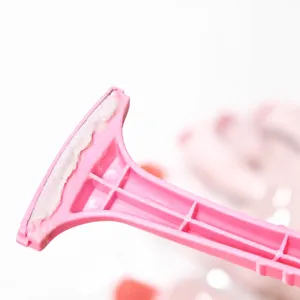 Rape anti-callosites pour talons à la maison, outil de grattage des pieds en plastique rose.