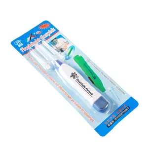 LED verlichte oorreiniger 5 in 1 set met meerdere doorzichtige opzetstukken en pincet.