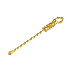 Gouden metalen oorreiniger met spiraalhandvat en ring, klassiek traditioneel reinigingshulpmiddel.