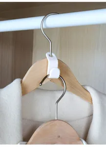 Ganci di collegamento in plastica bianca per appendiabiti per armadio verticale salvaspazio.