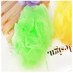 Zachte netwerk douche spons detailweergave, kleurrijke loofah scrubber met koord voor dagelijkse douche.