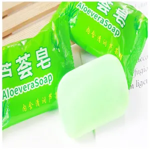 Dettaglio del sapone all'aloe vera con saponetta verde idratante per il corpo e la cura del viso.