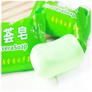Primo piano dettagliato di una saponetta verde all'aloe vera, cura personale idratante.