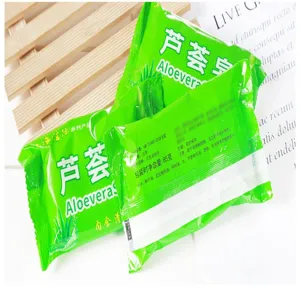 Dettaglio di saponetta all'aloe vera con ingredienti naturali e confezione verde curata.