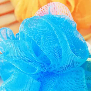 Blauwe mesh badspons douchepuf close-upweergave, zachte lichaamscrubber voor dagelijkse reiniging.