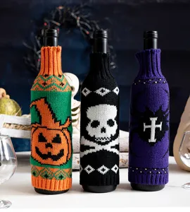 Copribottiglie di vino in maglia per Halloween con teschio e zucca decorativi