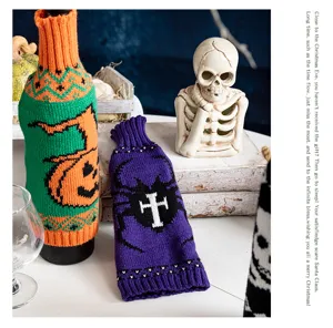 Copribottiglie di vino di Halloween in maglia con motivi a zucca e ragno per tavolo