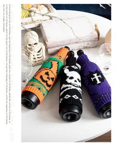 Copribottiglie di vino lavorati a maglia per Halloween con motivi di zucca e teschio.