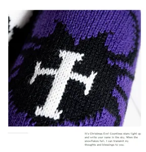 Primo piano del motivo a maglia viola e nero sulla fodera per bottiglia Halloween.