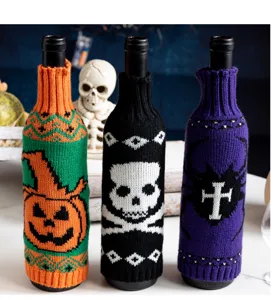 Copribottiglie di vino lavorati a maglia per Halloween con teschi, zucche e ragni decorativi