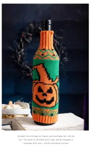 Dettaglio del copribottiglia lavorato a maglia per Halloween con design a zucca festivo.