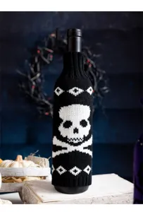 Dettaglio di un copribottiglia di vino in maglia nera con teschio per addobbi di Halloween
