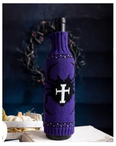 Dettaglio di un copribottiglia di vino Halloween in maglia viola con motivo a ragno