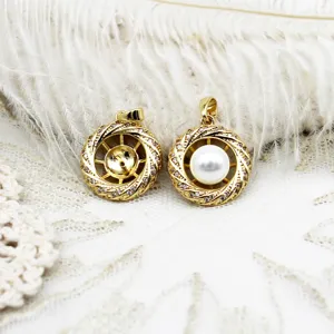Detailed comparison of 18K gold plated round pendant settings before and after pearl mounting