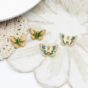 Nahaufnahme von eleganten Emaille-Schmetterlingsanhängern mit Strass für DIY-Schmuck