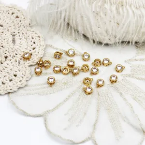 Vista dettagliata di ciondoli placcati oro 18K con zirconi bianchi per gioielli DIY