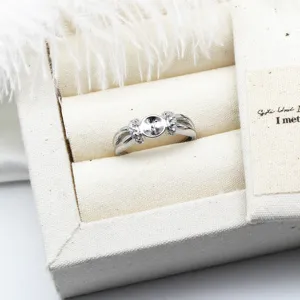 Nahaufnahme eines silberfarbenen Kupfer-DIY-Ringrohlings für Perlen mit Mikropavé-Steinen