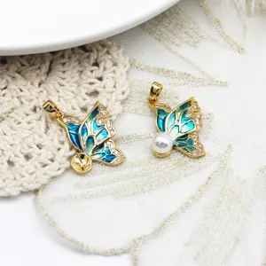 Detailansicht von blauen Emaille-Schmetterlingsanhängern mit 18 Karat Vergoldung für DIY.